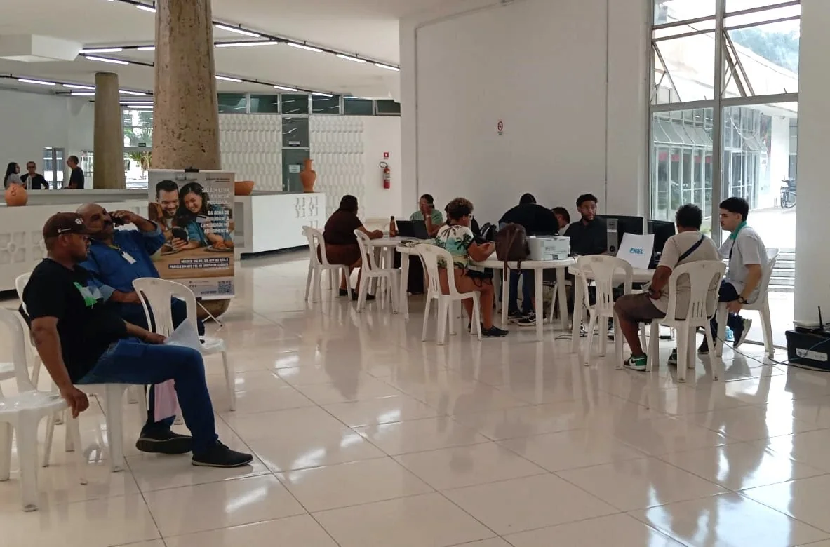 Atendimento a consumidores no mutirão de negociação de dívidas no Palácio da Cultura, em Campos