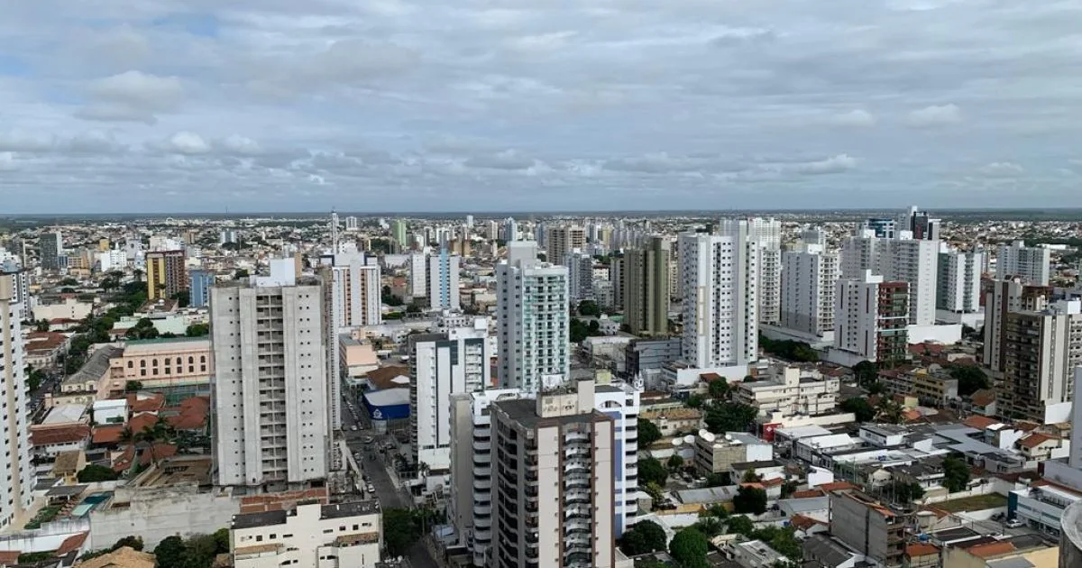 Céu com muitas nuvens sobre Campos dos Goytacazes
