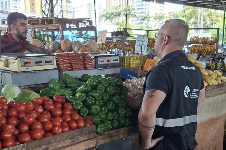 Fiscalização da Codemca em espaço comercial público de Campos