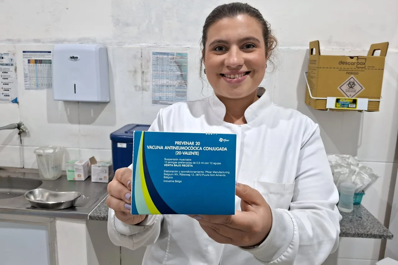 Aplicação de vacina Pneumo 20 no Crie de Campos