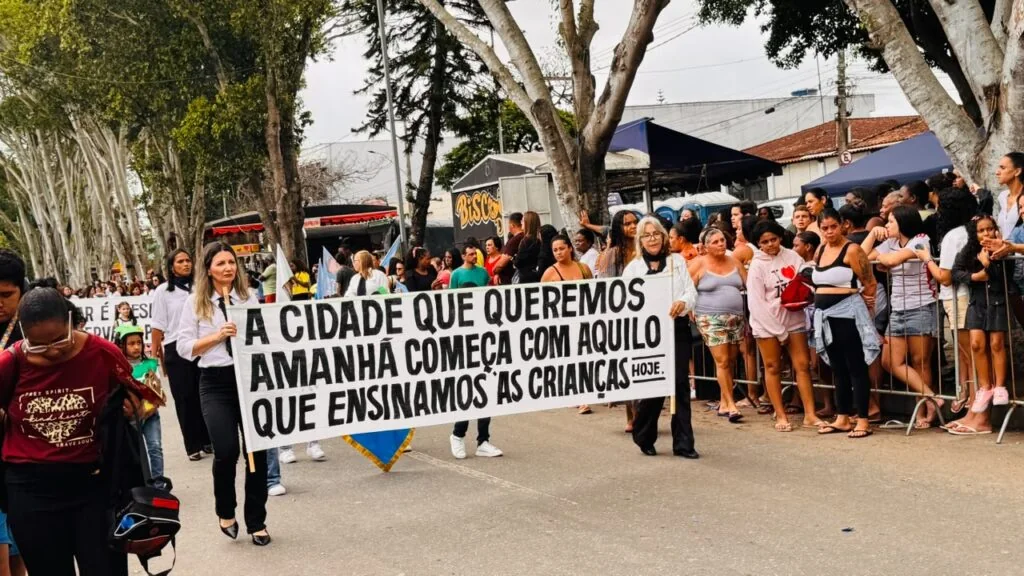 Estudantes participam de desfile cívico do Mês da Pátria em Campos