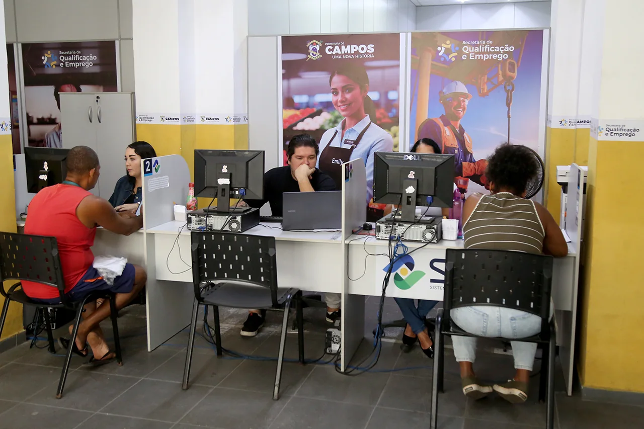 Atendimento a candidatos no Espaço da Oportunidade em Campos