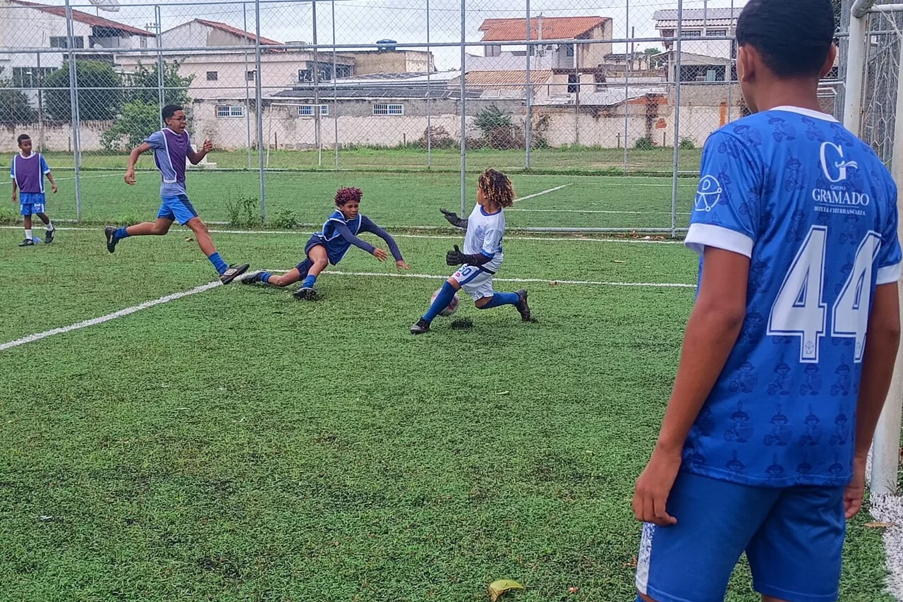 Adolescentes participam de treino de futebol em Campos