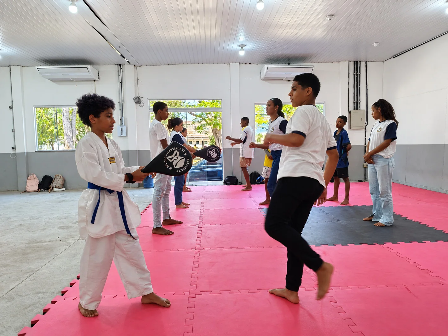 Crianças e adolescentes durante aula de taekwondo na FMIJ