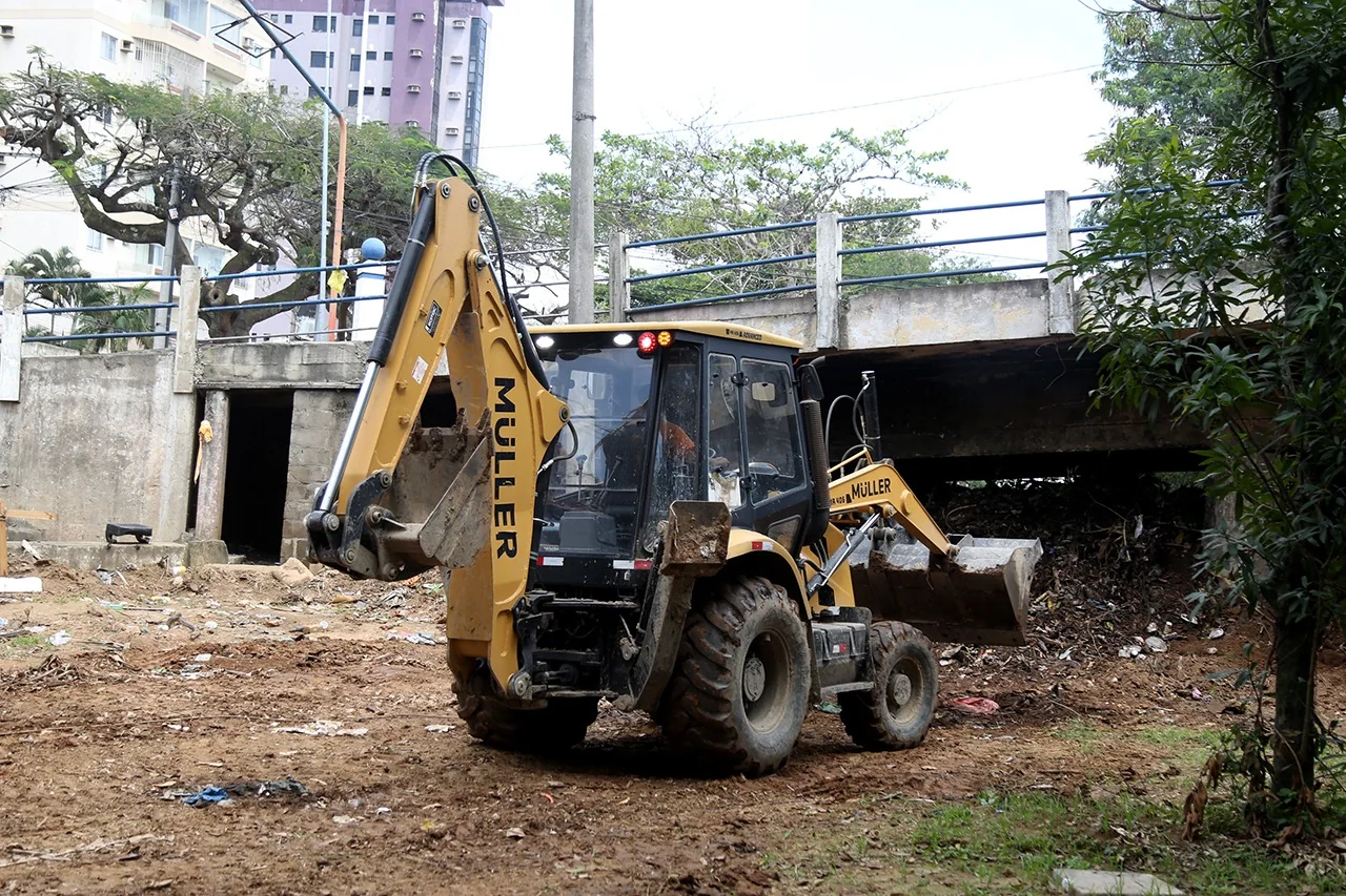 Trabalho de limpeza em área protegida na margem do Rio Paraíba do Sul