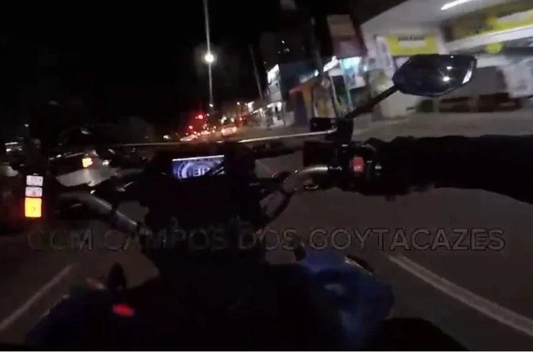 Motopatrulha da Guarda Municipal de Campos durante atendimento no trânsito