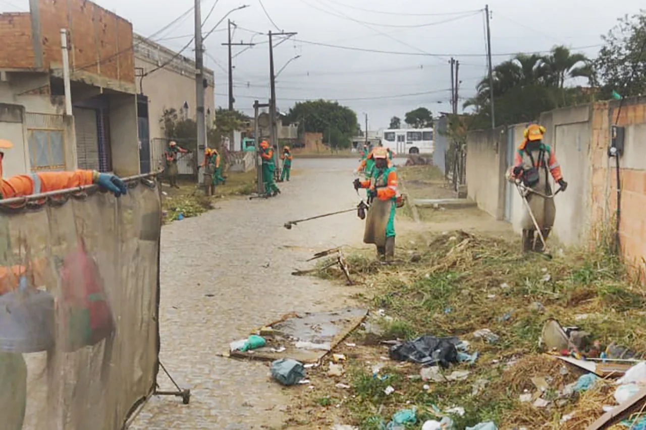 Equipe de limpeza urbana trabalhando em Campos