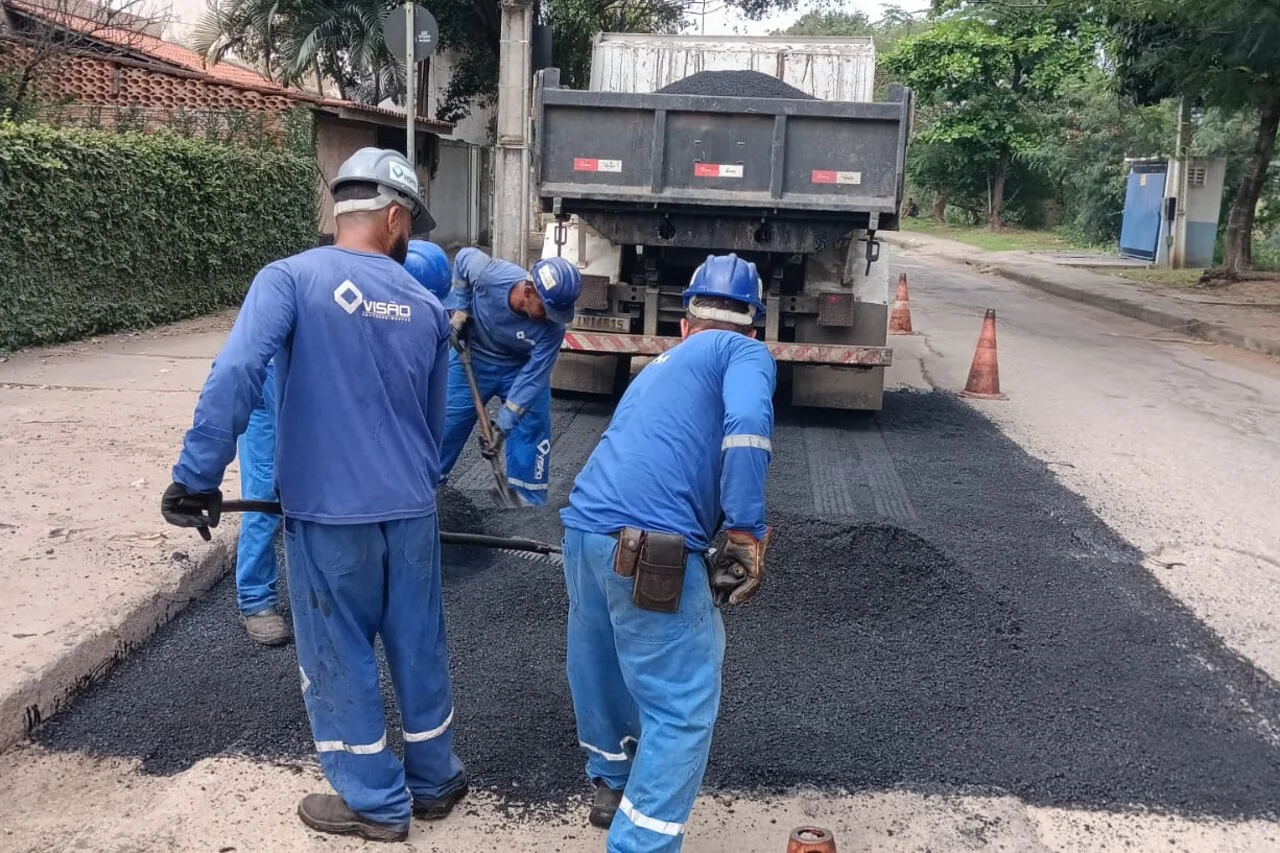 Equipe executando manutenção asfáltica em via de Campos