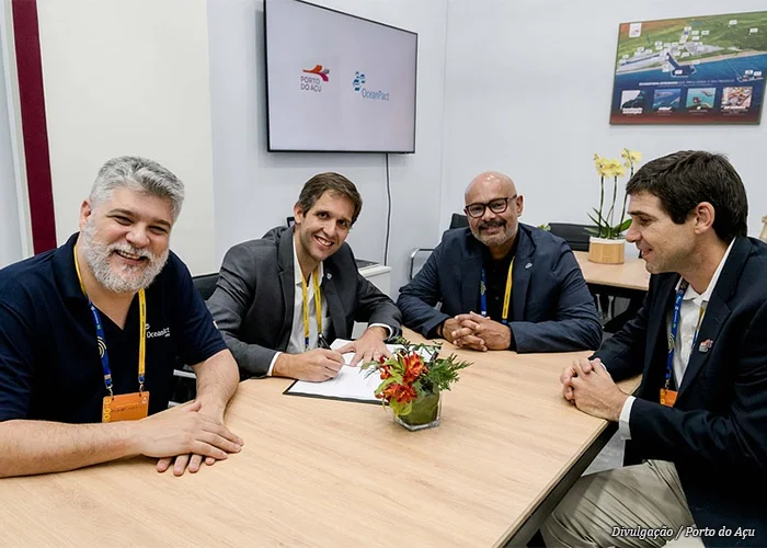 Representantes durante acordo para ampliação da base marítima no Porto do Açu