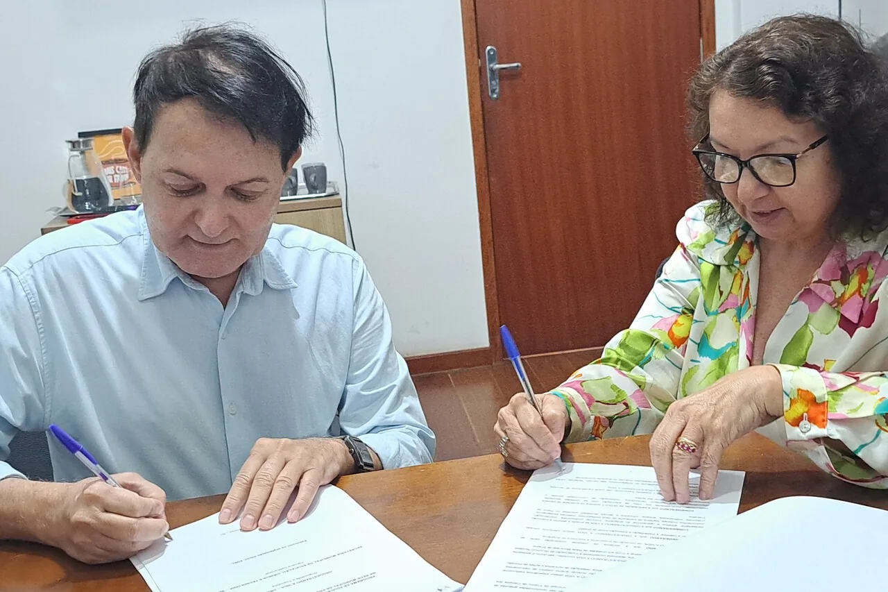 Assinatura de acordo para programa de educação musical em Campos