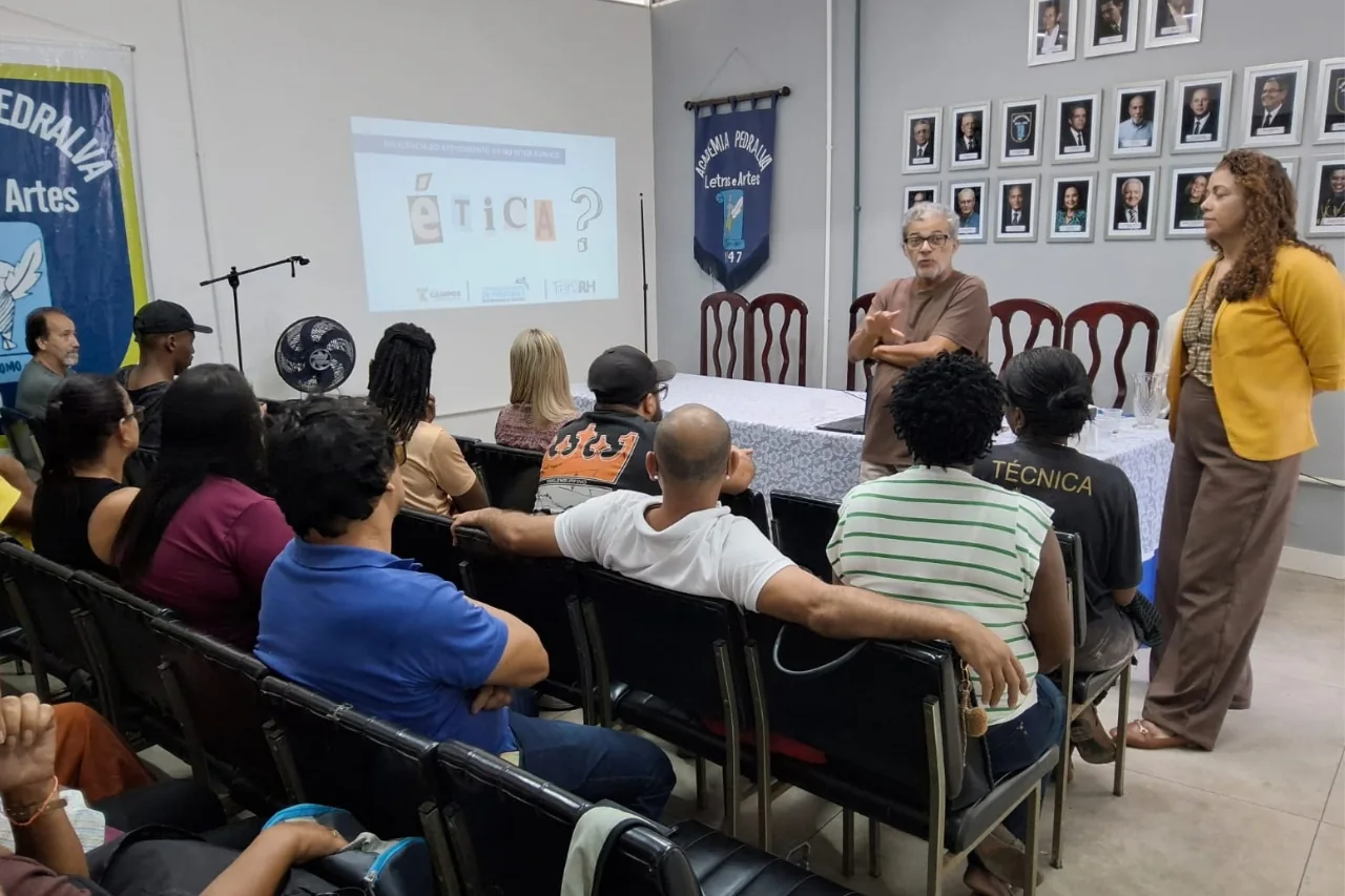 Servidores da FCJOL durante palestra de capacitação