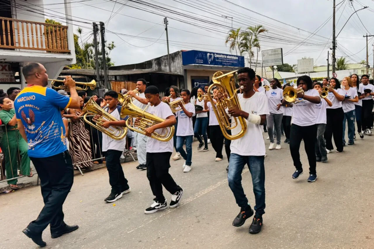 Desfile cívico reúne estudantes e moradores em Travessão