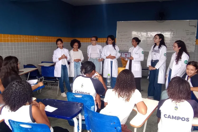 Adolescentes participam de atividade educativa sobre puberdade em escola de Campos