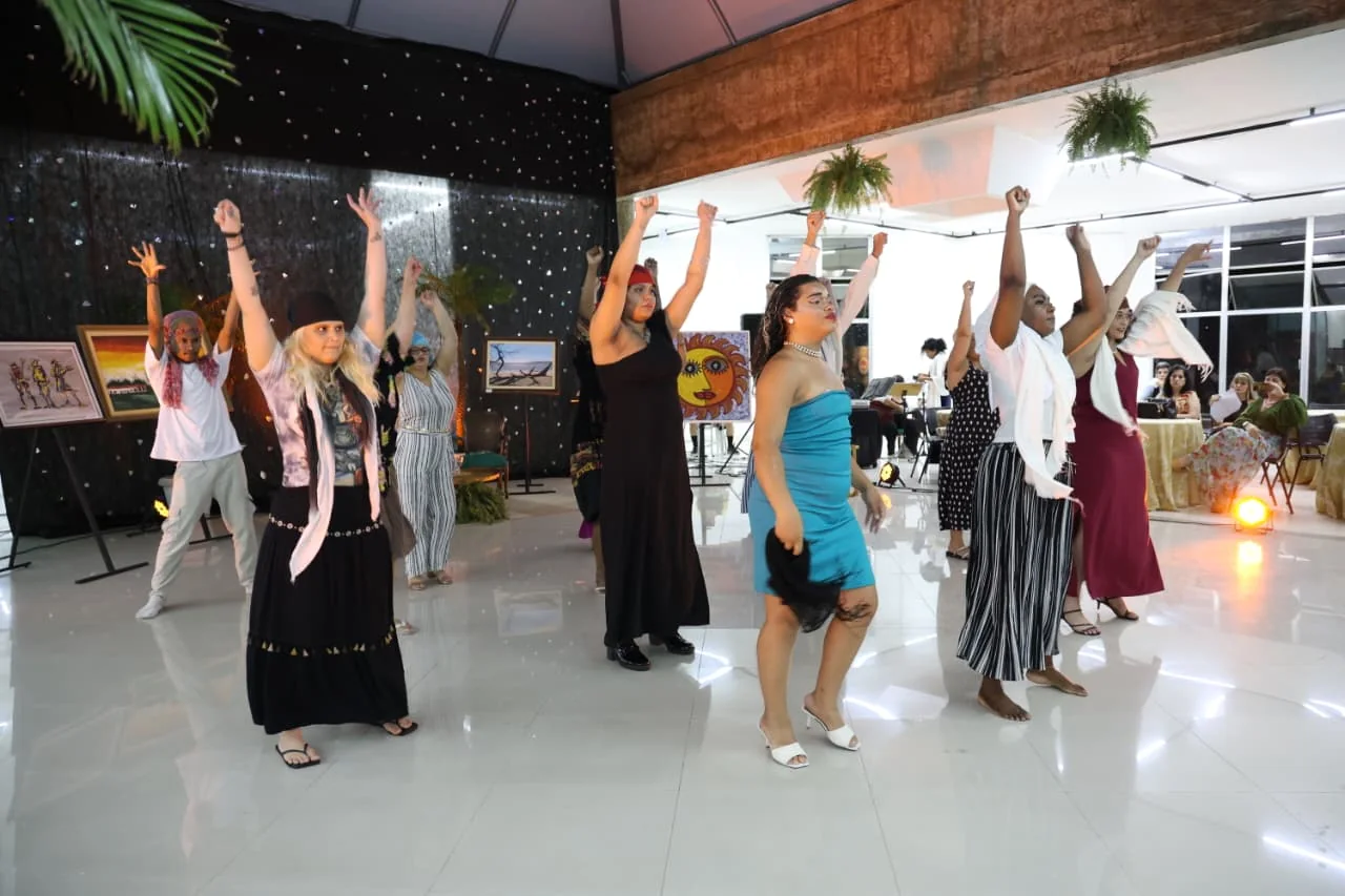 Apresentação durante o Café Artístico Cultural no Palácio da Cultura em Campos