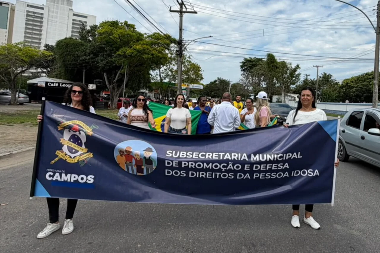 Participantes da Caminhada da Saúde pelo Mês do Idoso em Campos