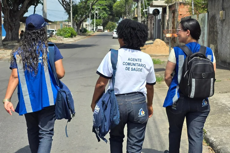 Agente de saúde de Campos conversa com moradora durante visita domiciliar