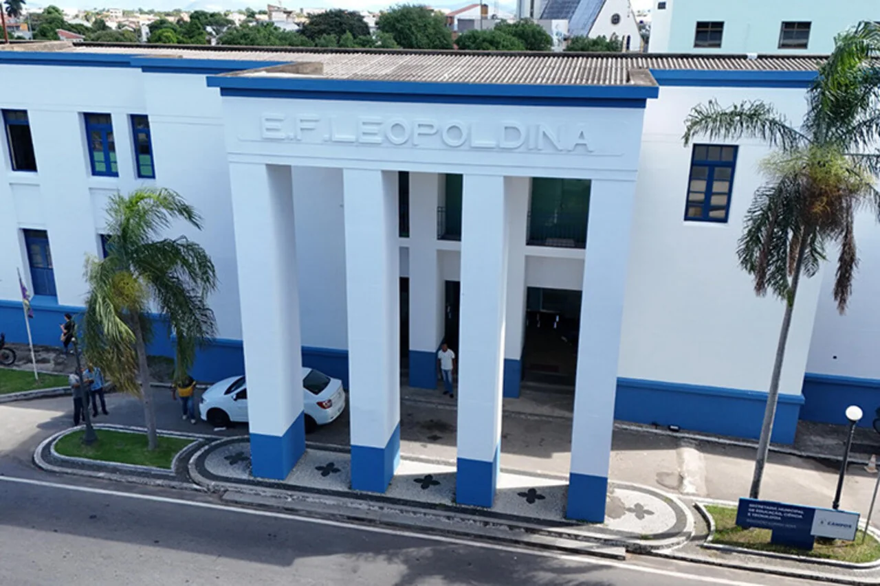 Campos homenageia profissionais da rede municipal de ensino