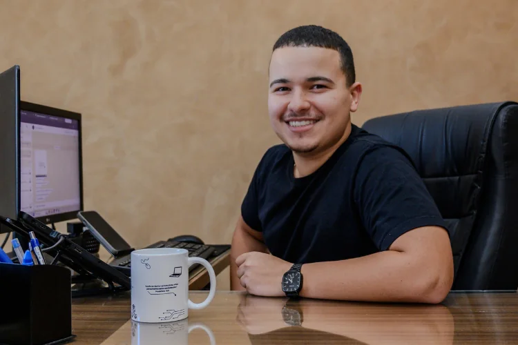 Microempreendedor individual trabalha em seu negócio em Campos