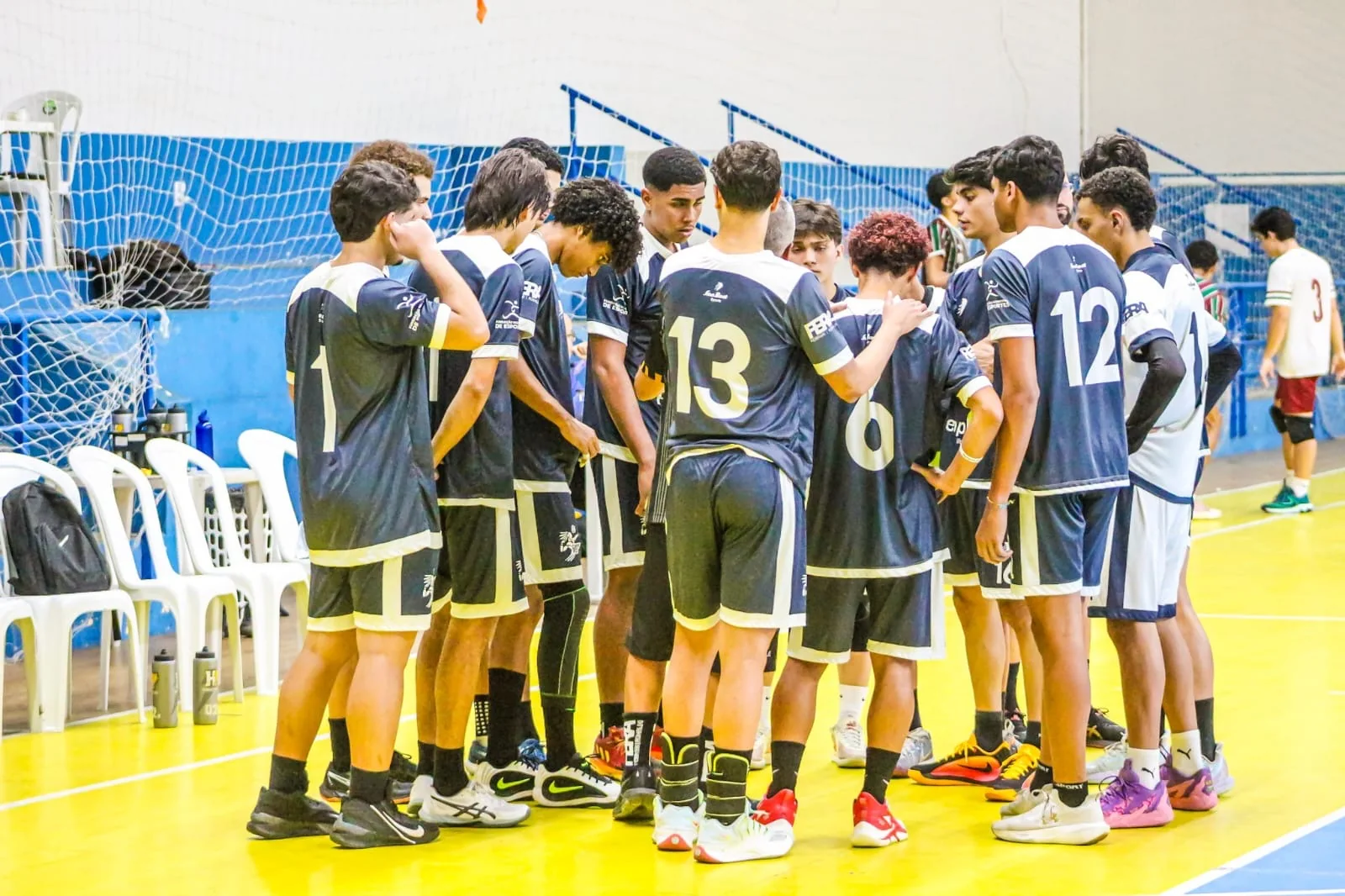 Equipe masculina do Campos Vôlei reunida em quadra
