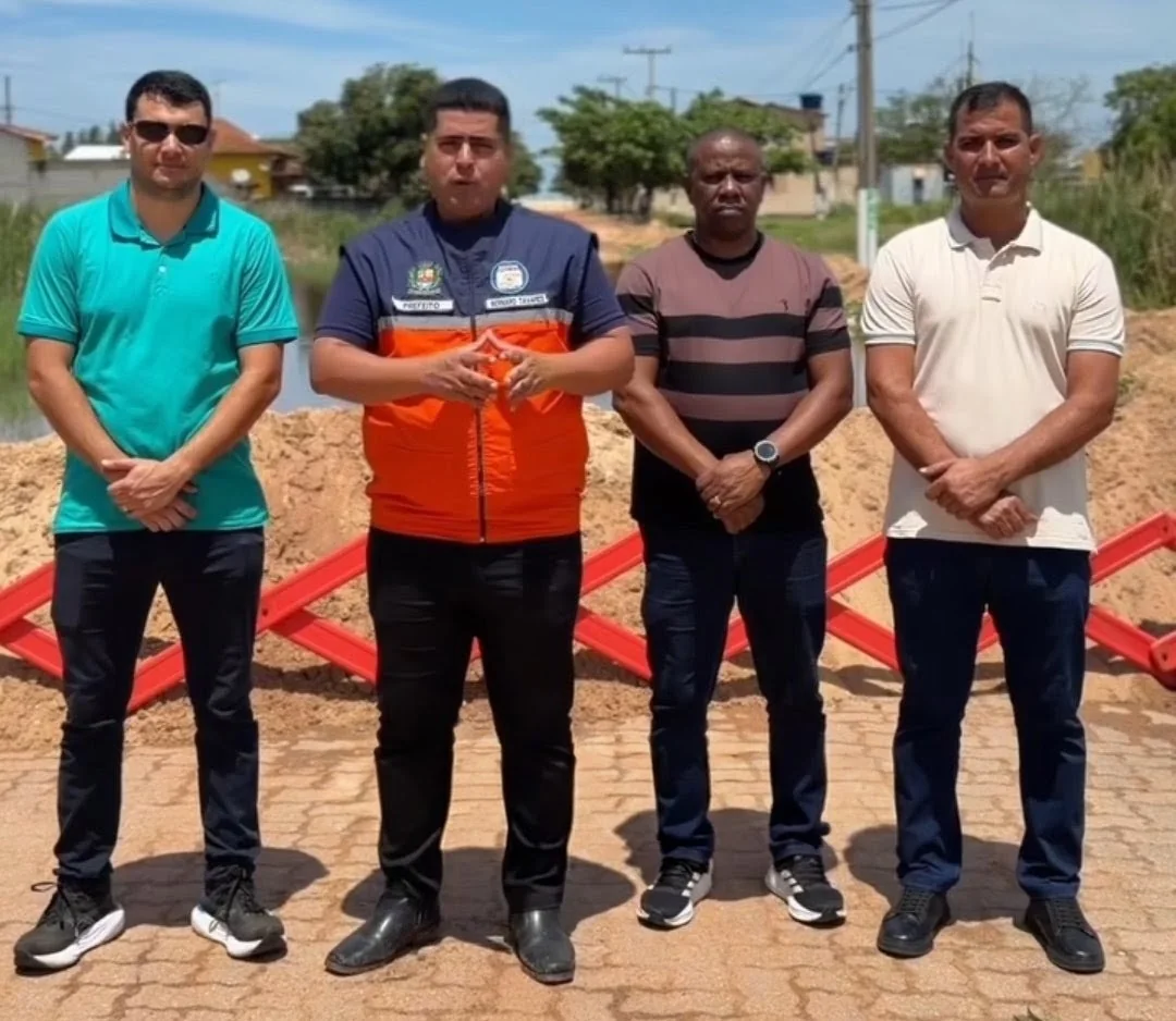 Prefeito e equipe municipal durante anúncio da emergência em Carapebus