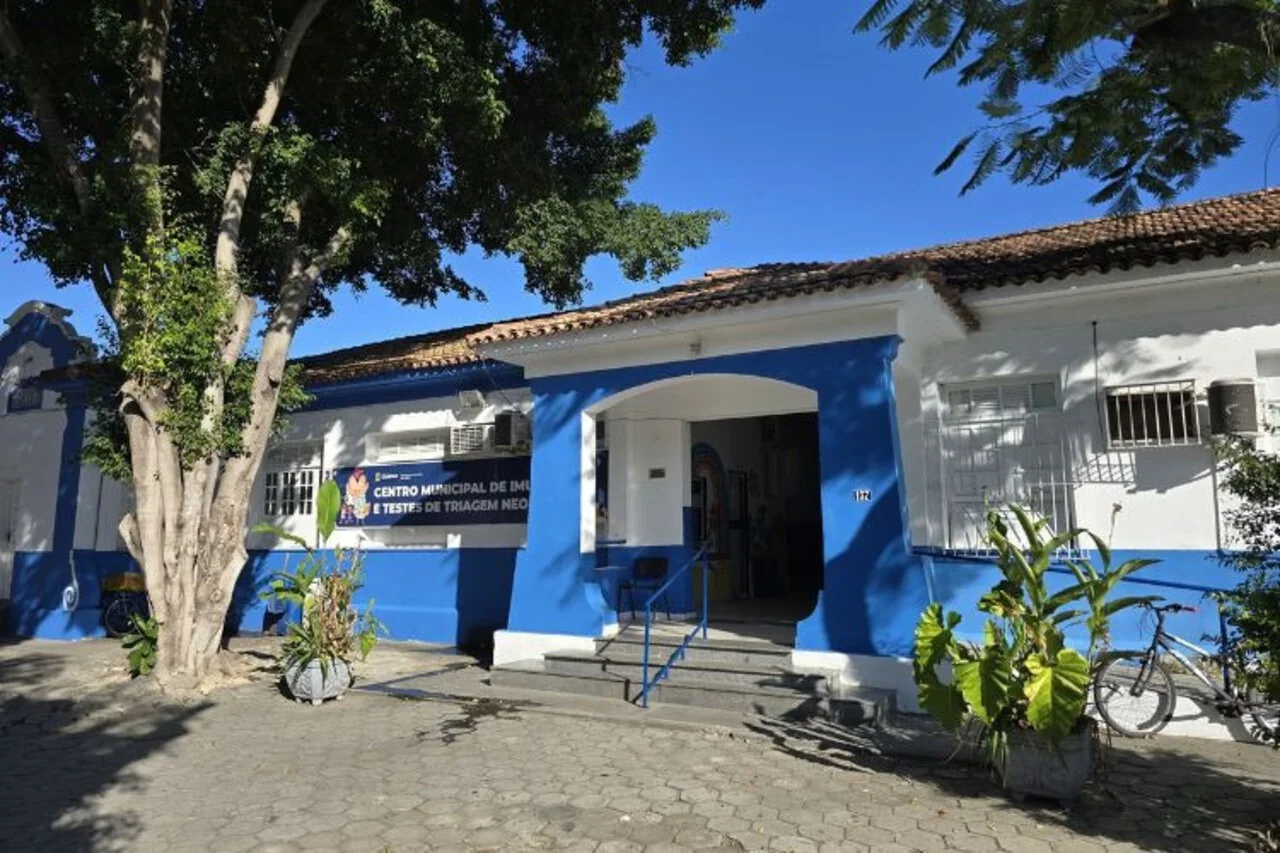 Atendimento de vacinação no Centro Municipal de Imunização de Campos