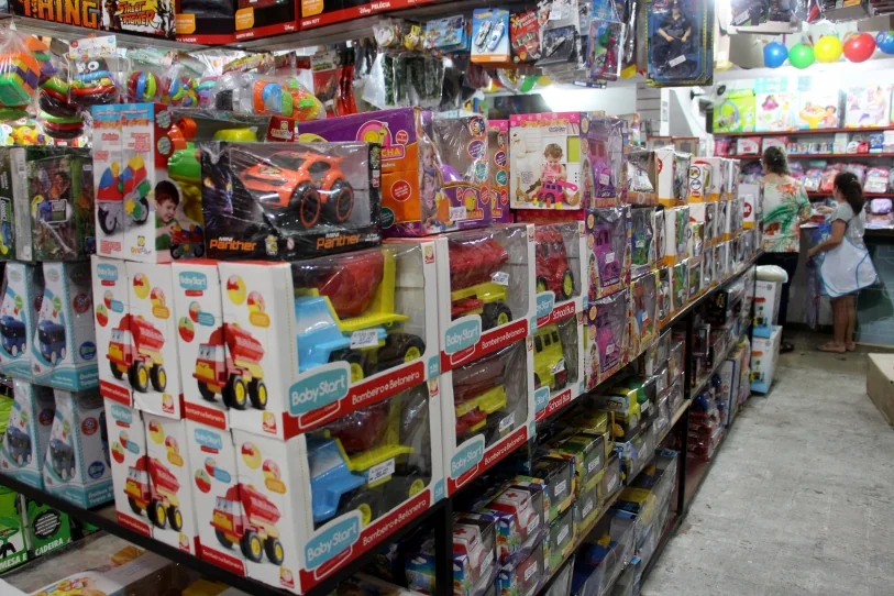 Consumidores circulam pelo comércio de Campos antes do Dia das Crianças