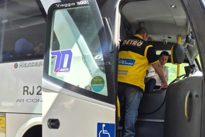 Detro autua ônibus em fiscalização em terminais do estado
