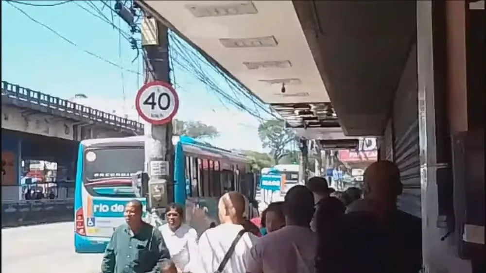 Eleitores relatam espera por ônibus no dia da eleição no RJ