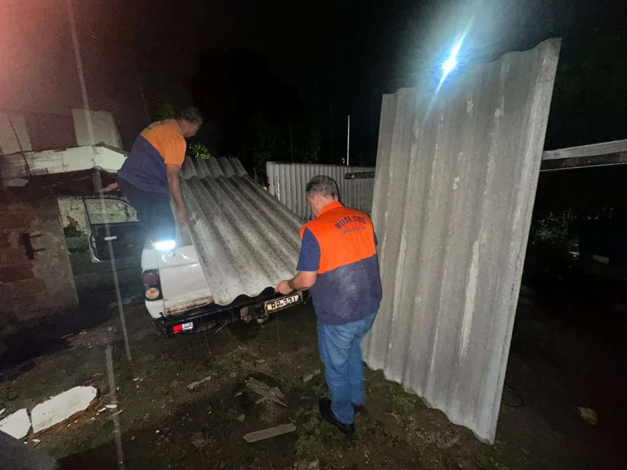 Equipe da Defesa Civil entrega telhas a famílias de Santa Cruz em Campos