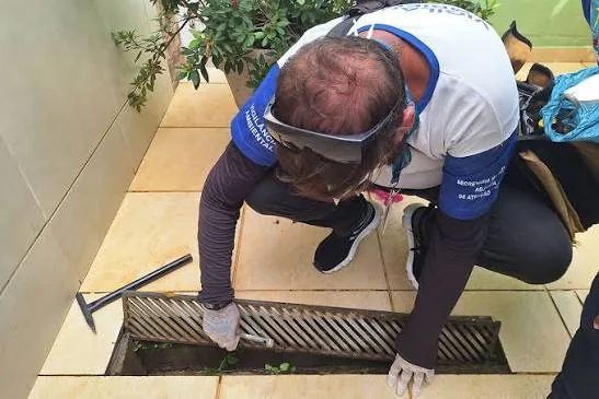 Agente da Vigilância Ambiental de Macaé vistoria imóvel contra o mosquito Aedes aegypti