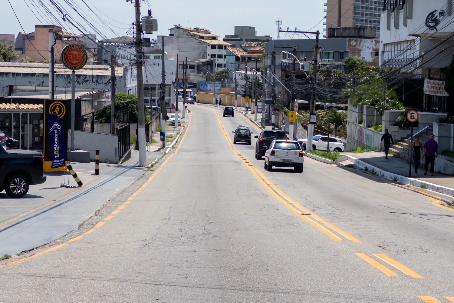 Agente orienta o trânsito durante operação de mobilidade urbana em Macaé