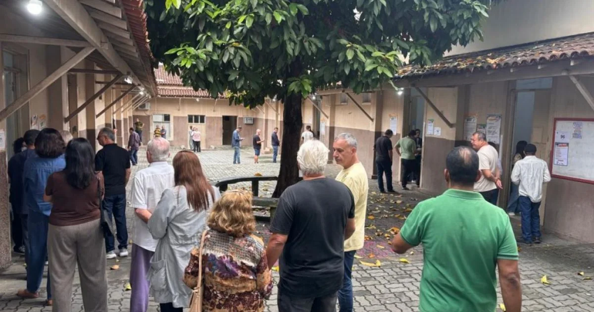 Santinhos espalhados em rua de Campos durante as eleições de 2026