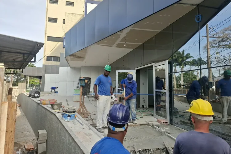 Obras na área de emergência do Hospital Ferreira Machado em Campos