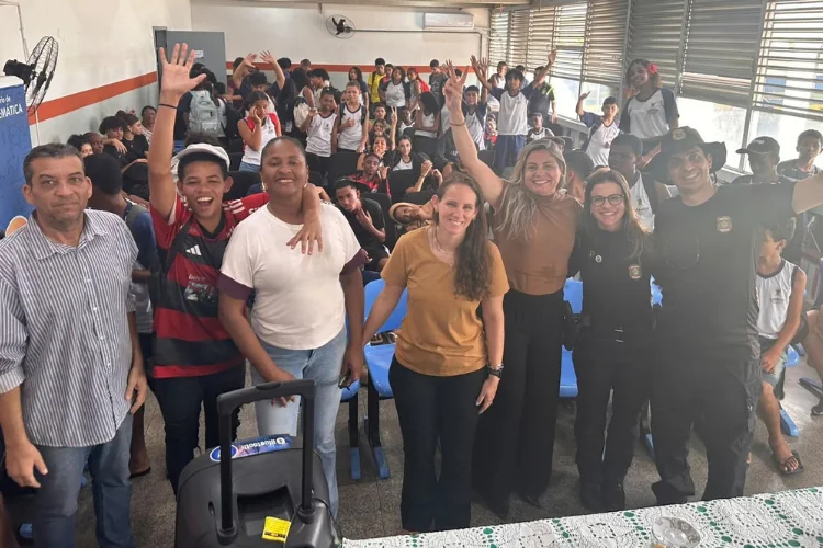 Estudantes participam de palestra sobre segurança digital em escola de Campos