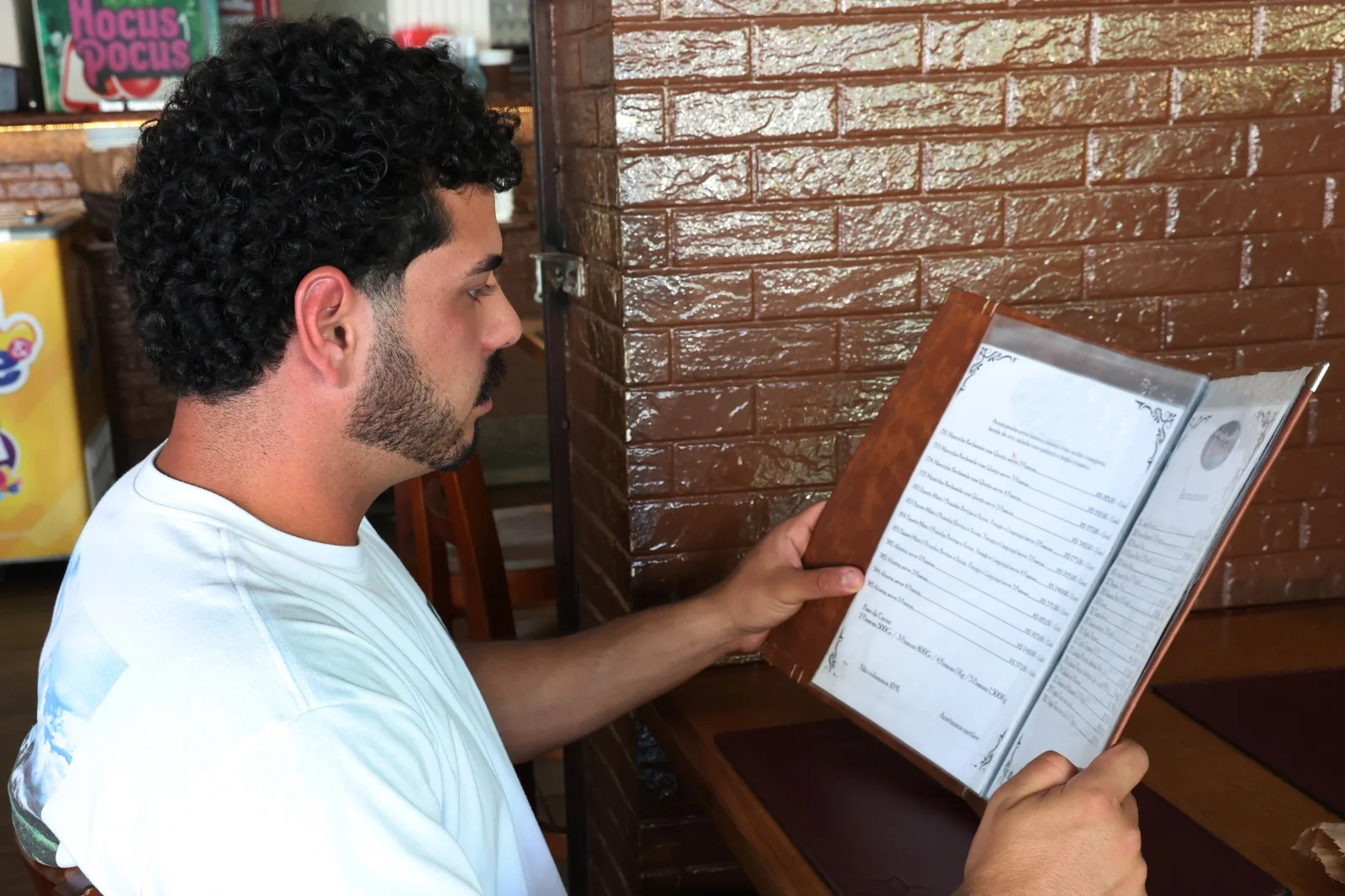 Atendimento do Procon Campos sobre direitos do consumidor em bares e restaurantes