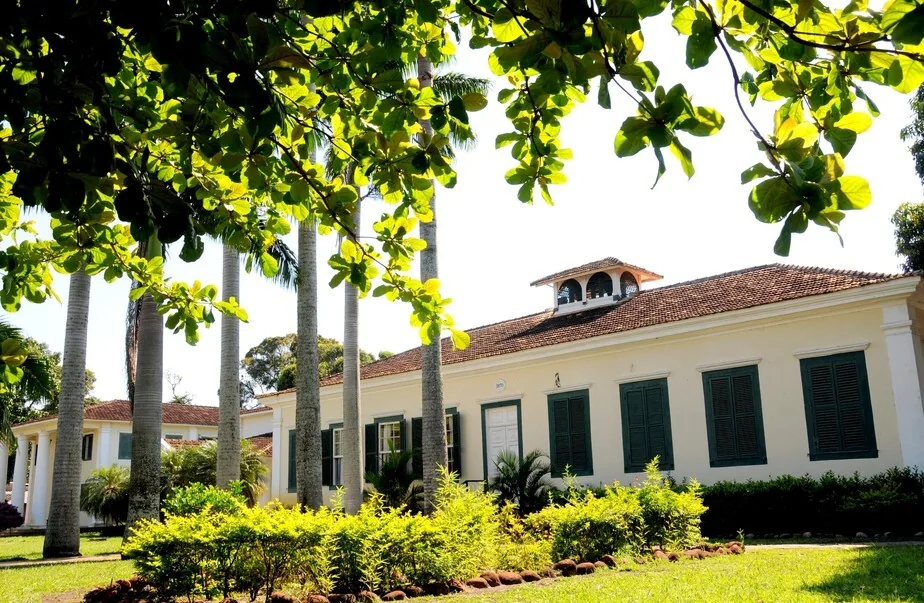 Fachada da Prefeitura de Quissamã onde contribuintes podem aderir ao Refim 2026