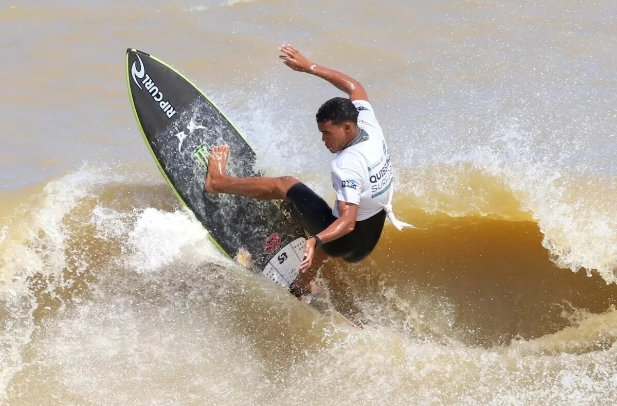 Surfistas participam de competição na praia de Barra do Furado em Quissamã