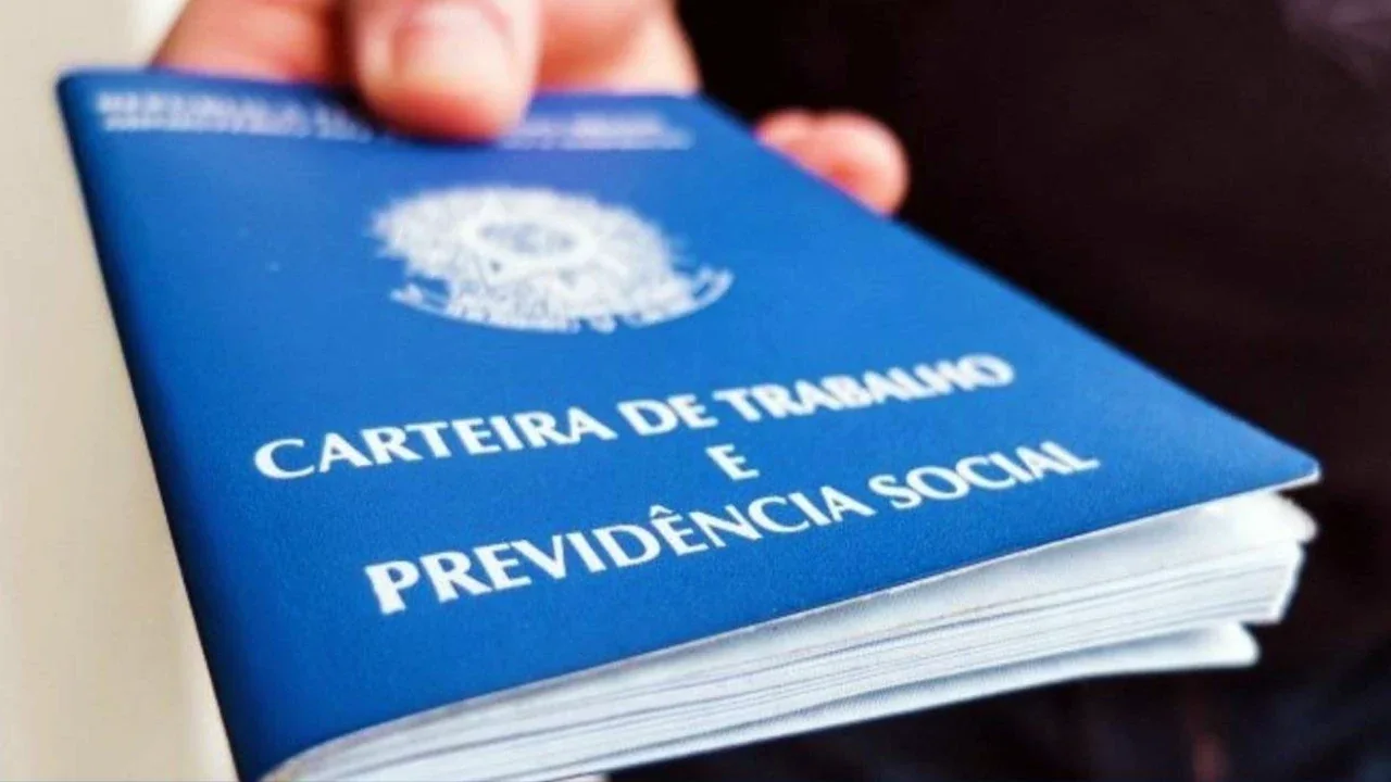 Candidato consulta oportunidades de emprego no estado do Rio de Janeiro