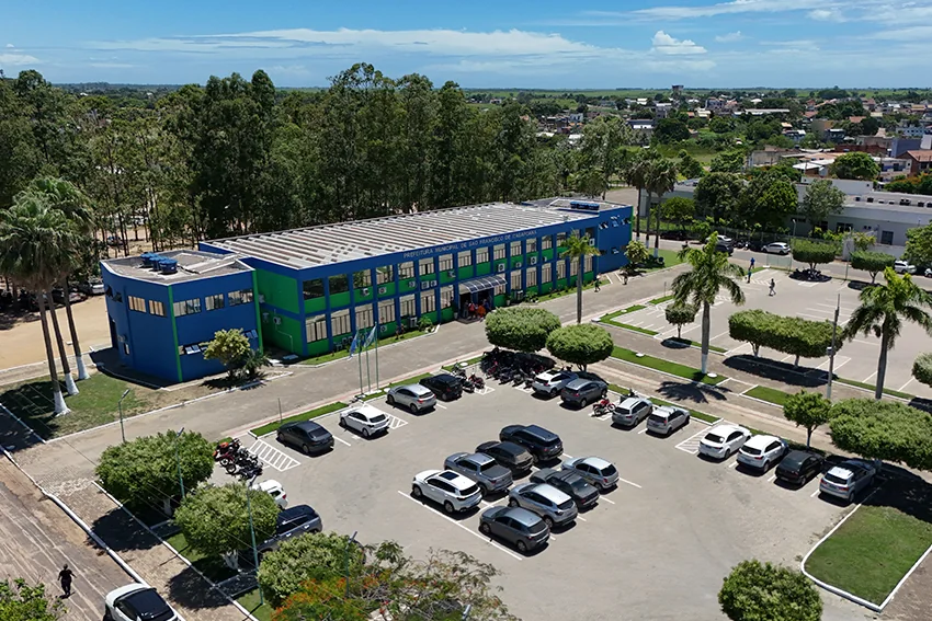 Pátio da Prefeitura de São Francisco de Itabapoana preparado para a Semana da Criança