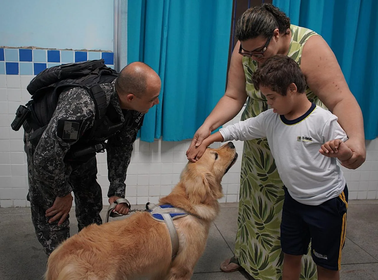 Volta Redonda inicia cinoterapia educacional para alunos autistas